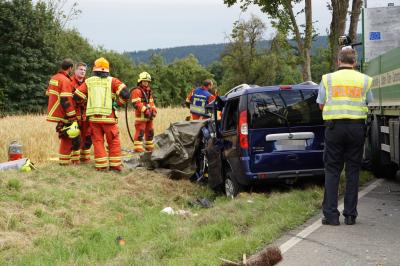 Weilheim: 40-jaehriger Autofahrer nach Frontalzusammenstoss mit Lkw getoetet